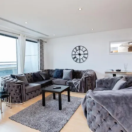Spacious Stylish 2 Bedroom With River And Views Across United Football Club, Media Salford Quays With Free Parking Manchester