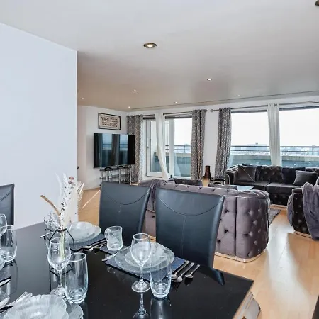 Apartment Spacious Stylish 2 Bedroom With River And Views Across United Football Club, Media Salford Quays With Free Parking *