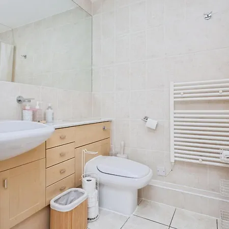 Spacious Stylish 2 Bedroom With River And Views Across United Football Club, Media Salford Quays With Free Parking Manchester