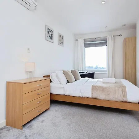 Apartment Spacious Stylish 2 Bedroom With River And Views Across United Football Club, Media Salford Quays With Free Parking