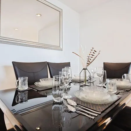 Spacious Stylish 2 Bedroom With River And Views Across United Football Club, Media Salford Quays With Free Parking Apartment Manchester