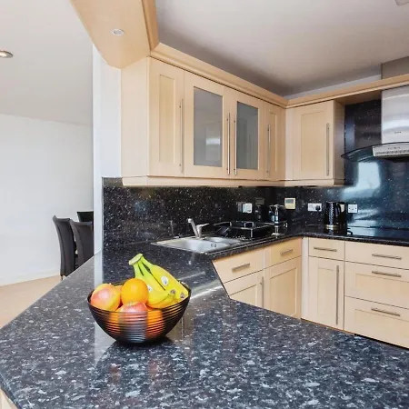Spacious Stylish 2 Bedroom With River And Views Across United Football Club, Media Salford Quays With Free Parking *