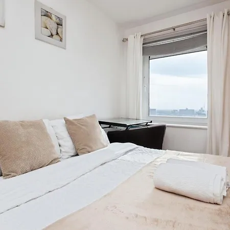 Spacious Stylish 2 Bedroom