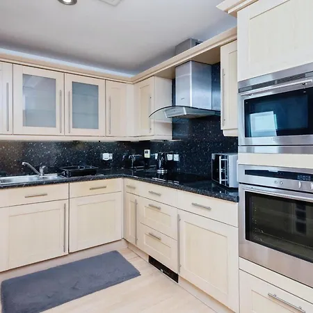 Apartment Spacious Stylish 2 Bedroom With River And Views Across United Football Club, Media Salford Quays With Free Parking
