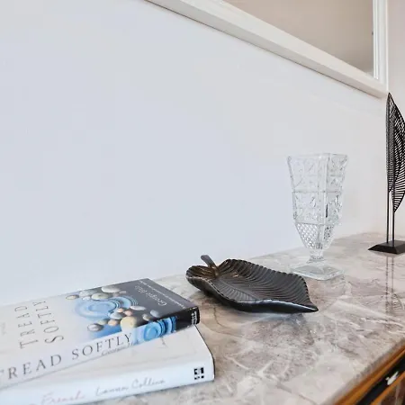 Spacious Stylish 2 Bedroom Apartmán *