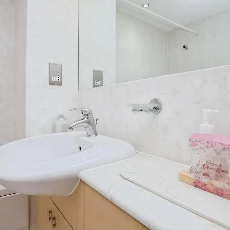 Apartment Spacious Stylish 2 Bedroom With River And Views Across United Football Club, Media Salford Quays With Free Parking *