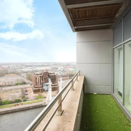 Spacious Stylish 2 Bedroom With River And Views Across United Football Club, Media Salford Quays With Free Parking Apartment Manchester