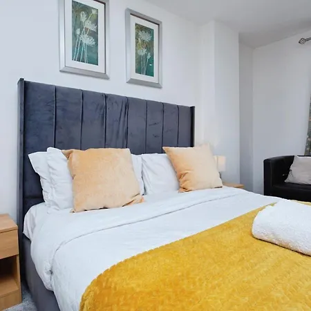 Apartment Spacious Stylish 2 Bedroom With River And Views Across United Football Club, Media Salford Quays With Free Parking Manchester