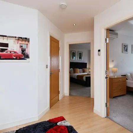 Spacious Stylish 2 Bedroom With River And Views Across United Football Club, Media Salford Quays With Free Parking Manchester
