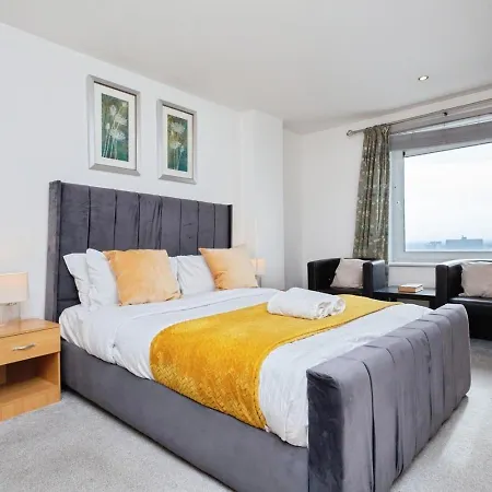 Apartment Spacious Stylish 2 Bedroom With River And Views Across United Football Club, Media Salford Quays With Free Parking