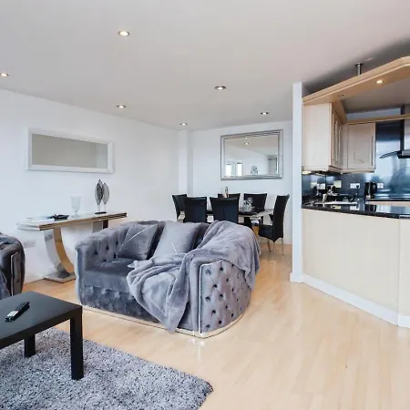 Spacious Stylish 2 Bedroom With River And Views Across United Football Club, Media Salford Quays With Free Parking Apartment *