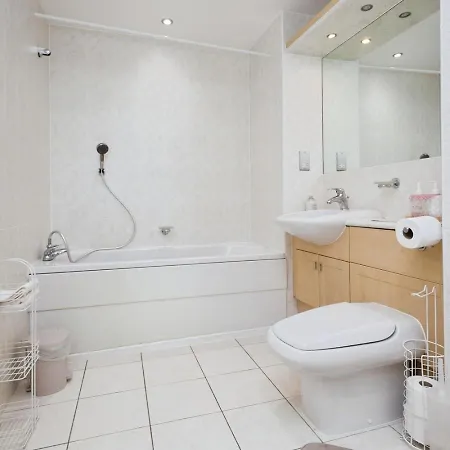 Apartment Spacious Stylish 2 Bedroom With River And Views Across United Football Club, Media Salford Quays With Free Parking *