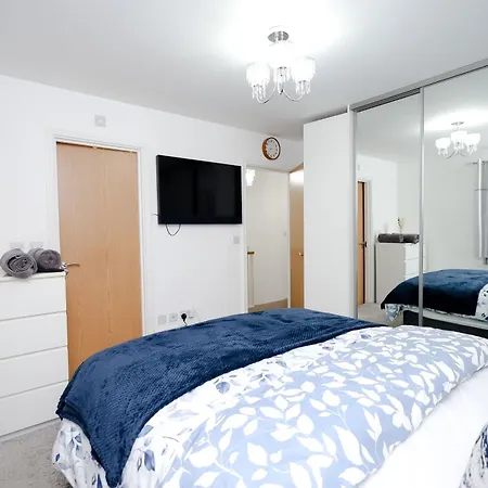 Cozy Place In Salford, Sleeps 8, 4 Bedroom, 5 Beds *