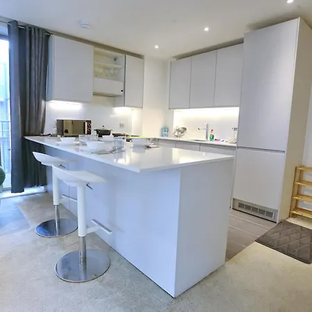 Appartement Pass The Keys Flat With Balcony Mins From Manc Hotspots *