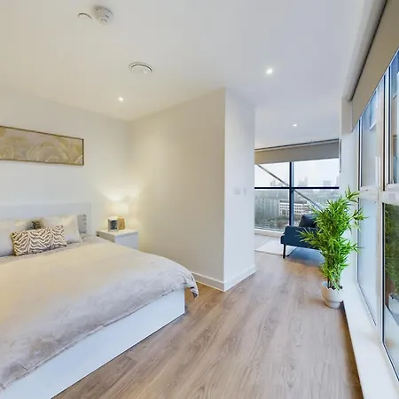 Stylish Type In Cheltenham Mánchester