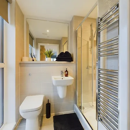 Stylish Type In Cheltenham Apartment *