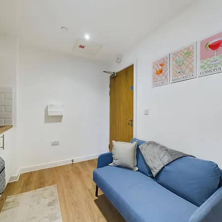 Charming Type In Cheltenham Apartment