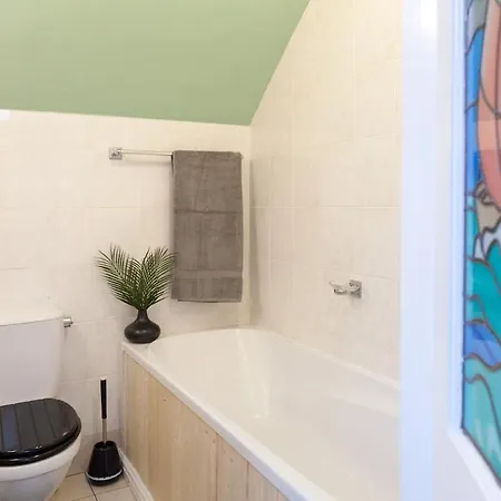 The Emerald In A 6 Bedroom Shared Victorian House * Manchester