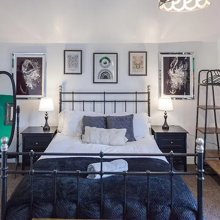 The Emerald In A 6 Bedroom Shared Victorian House