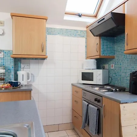 The Emerald In A 6 Bedroom Shared Victorian House Manchester