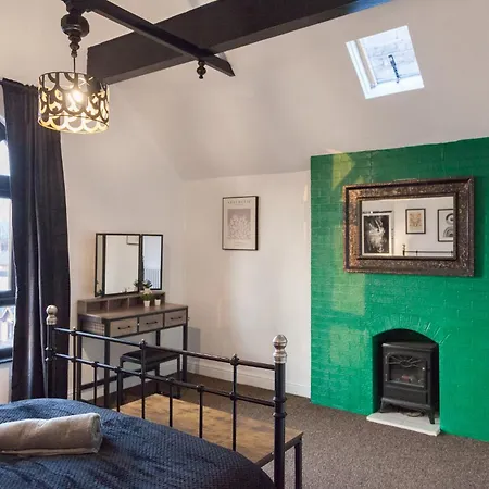 The Emerald In A 6 Bedroom Shared Victorian House Apartmán