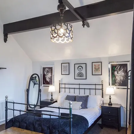 The Emerald In A 6 Bedroom Shared Victorian House