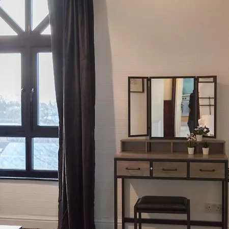 The Emerald In A 6 Bedroom Shared Victorian House Apartment *
