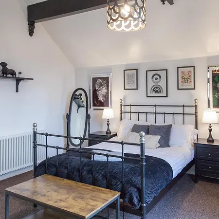 The Emerald In A 6 Bedroom Shared Victorian House