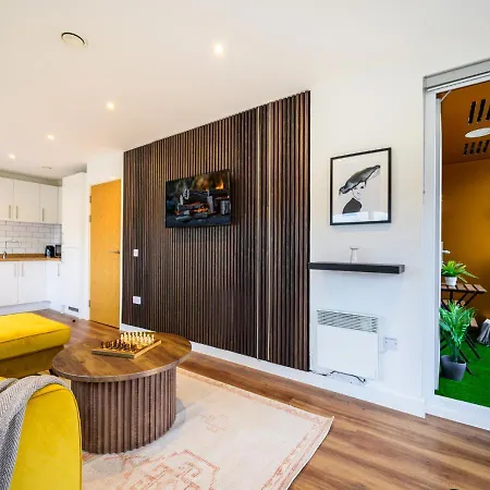 Apartment Vibrant In Salford Quays Manchester