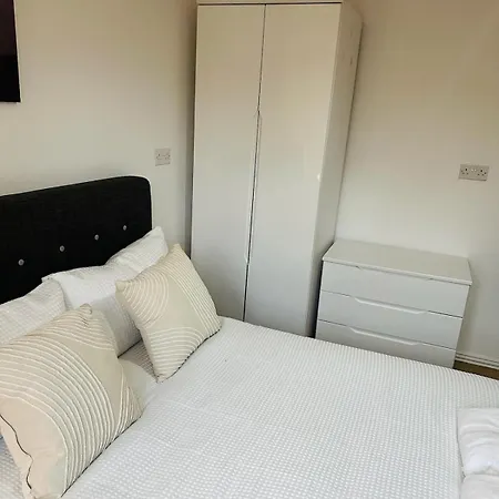 Modern & Private 2br