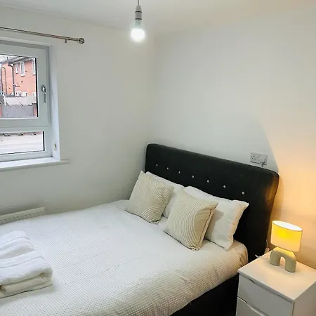 Modern & Private 2br * Manchester