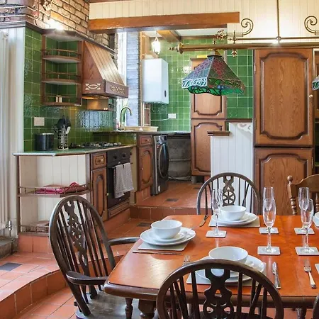 The Orange In A 6 Bedroom Victorian Shared House *
