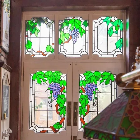 Апартаменты The Orange In A 6 Bedroom Victorian Shared House