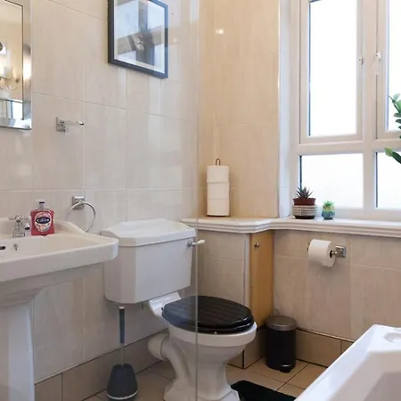 Апартаменты The Orange In A 6 Bedroom Victorian Shared House
