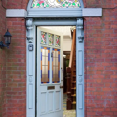The Orange In A 6 Bedroom Victorian Shared House Апартаменты