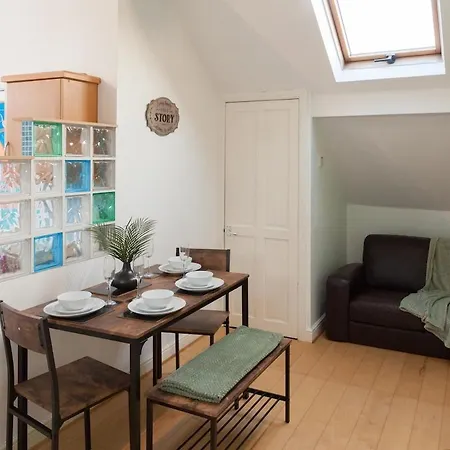 The Orange In A 6 Bedroom Victorian Shared House Apartment *