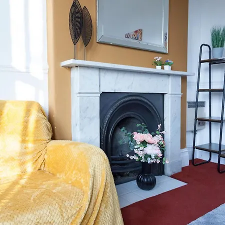 Апартаменты The Orange In A 6 Bedroom Victorian Shared House