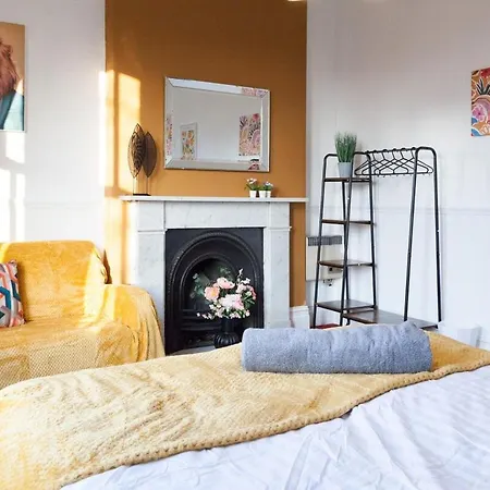 The Orange In A 6 Bedroom Victorian Shared House Апартаменты Манчестер