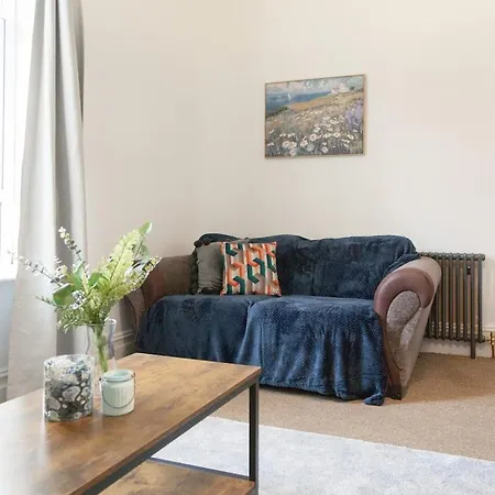 The Blue Duo In A 6 Bedroom Victorian Shared House Apartment *