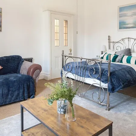 The Blue Duo In A 6 Bedroom Victorian Shared House Manchester