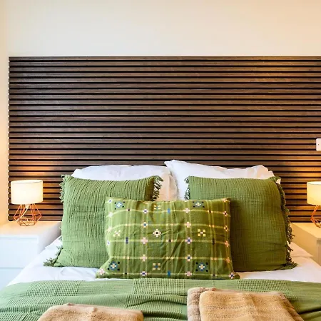 Vibrant In Salford Quays Apartment Manchester
