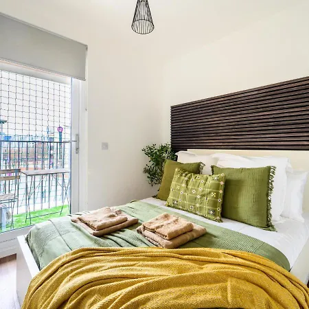 Vibrant In Salford Quays Apartment *