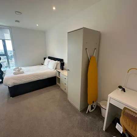 Modern 2 Bed Old Trafford Stadium Apartment Manchester