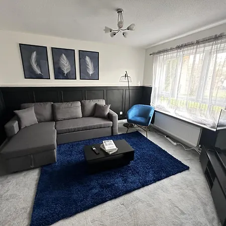 Pool&tennis Table - Up To 40 Percent Off Old Trafford 3 Bed Holiday home