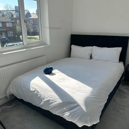 Pool&tennis Table - Up To 40 Percent Off Old Trafford 3 Bed 別荘