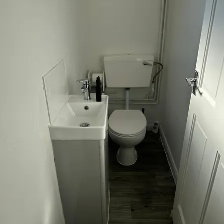 Pool&tennis Table - Up To 40 Percent Off Old Trafford 3 Bed Holiday home