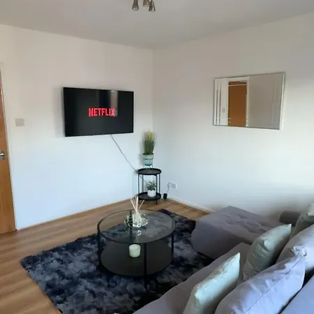 Stylish 3 Bed Flat Near Centre With Parking Apartment *