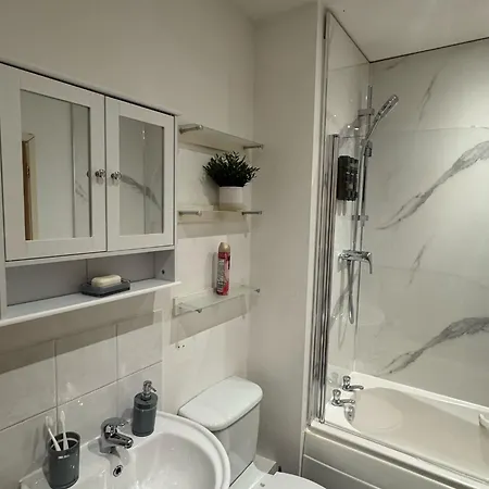 Stylish 3 Bed Flat Near Centre With Parking Apartment Manchester
