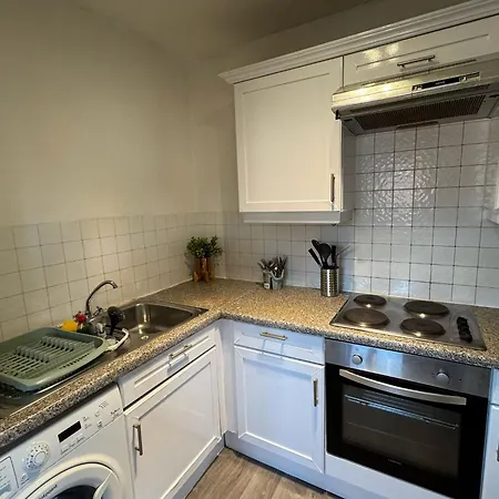 Stylish 3 Bed Flat Near Centre With Parking Apartment *