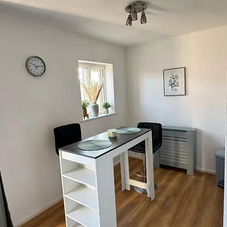 Stylish 3 Bed Flat Near Centre With Parking Manchester